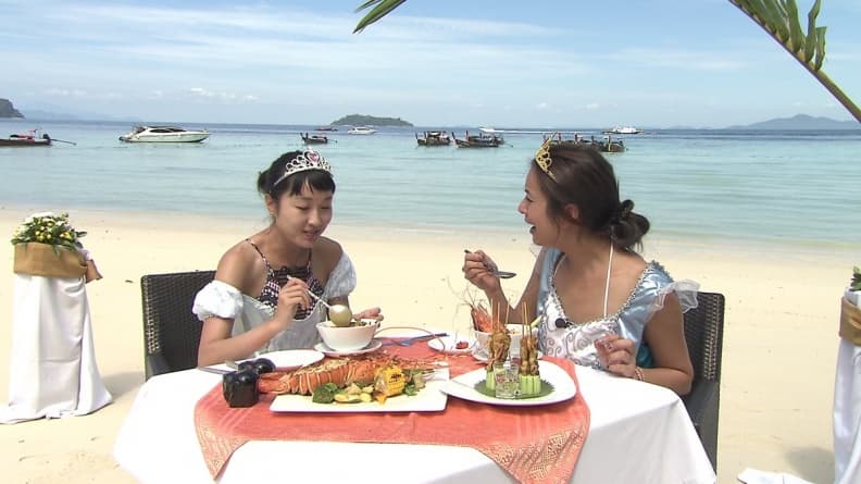 超浪漫沙灘大餐 手臂粗大龍蝦上桌太驚人