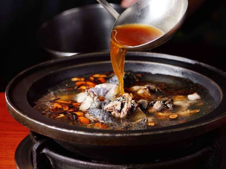 噴火又爆漿!燒酒雞個人鍋,內行人必吃深夜食堂! 萬客什鍋_多種中藥材讓湯底更提味.jpg