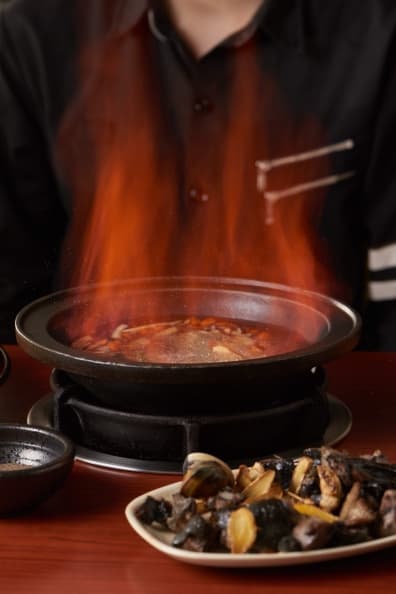 噴火又爆漿!燒酒雞個人鍋,內行人必吃深夜食堂! 萬客什鍋_豪氣加入整瓶米酒火焰秀必拍打卡.jpg
