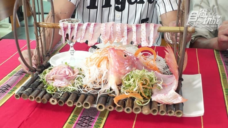 日月潭美食!「紅魔鬼」清蒸鮮嫩、「馬告涮魚」沾刺蔥醬超Q彈