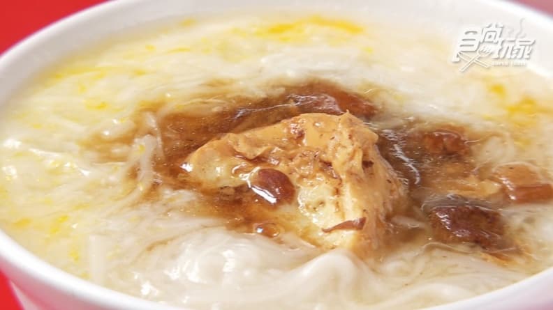 北港最道地早點!麵線糊拌生蛋黃入口即化,再配肉燥、滷蛋白畫龍點睛