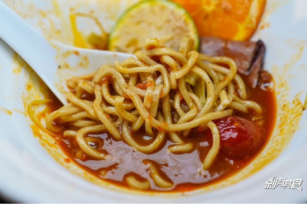 【新開店】拉麵控快收!獨門「牛骨拉麵」香氣超濃郁,「香料咖哩飯」加自製辣油更對味 【新開店】拉麵控快收!獨門「牛骨拉麵」香氣超濃郁,「香料咖哩飯」加自製辣油更對味