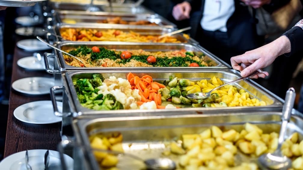 牛排自助吧吃什麼能回本?網友見「1料理」狂吃5碗,內行人笑:成本超便宜