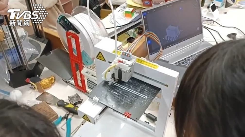 懶人有福了!「自動剝蝦神器」1步驟3秒搞定,連腸泥都一併清除 懶人有福了!「自動剝蝦神器」1步驟3秒搞定,連腸泥都一併清除