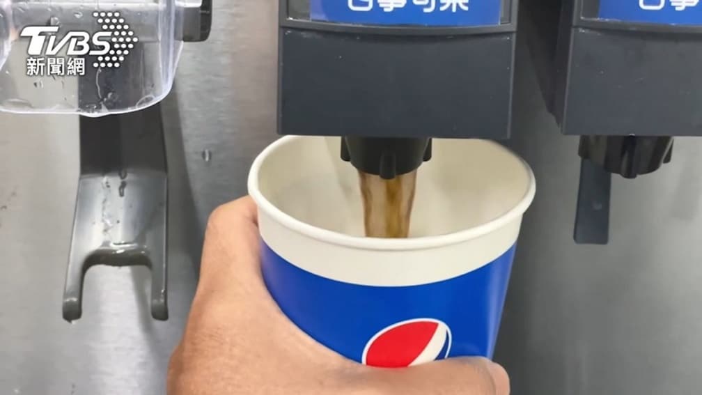 好市多拿冰霸杯裝飲料遭譏「貪小便宜」!當事人反駁秀出「這個」結局大翻轉 好市多拿冰霸杯裝飲料遭譏「貪小便宜」!當事人反駁秀出「這個」結局大翻轉
