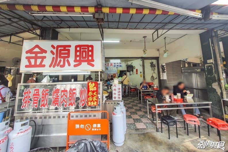 台中經典老店!「巨無霸排骨」先滷後炸超軟嫩,獨門「韭菜辣椒」老饕必加爆 台中經典老店!「巨無霸排骨」先滷後炸超軟嫩,獨門「韭菜辣椒」老饕必加爆