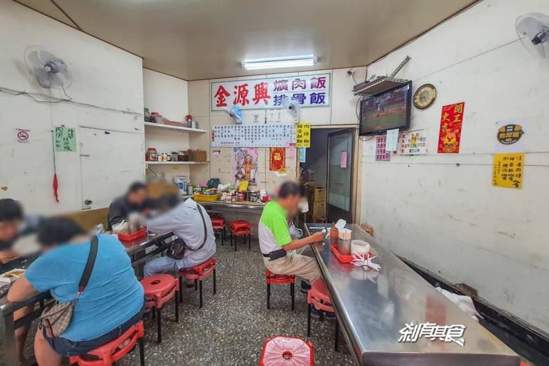 台中經典老店!「巨無霸排骨」先滷後炸超軟嫩,獨門「韭菜辣椒」老饕必加爆 台中經典老店!「巨無霸排骨」先滷後炸超軟嫩,獨門「韭菜辣椒」老饕必加爆