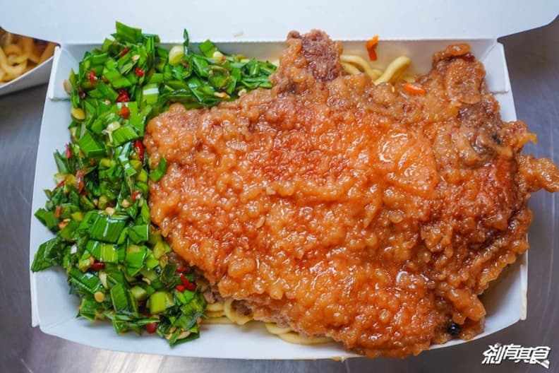 台中經典老店!「巨無霸排骨」先滷後炸超軟嫩,獨門「韭菜辣椒」老饕必加爆 台中經典老店!「巨無霸排骨」先滷後炸超軟嫩,獨門「韭菜辣椒」老饕必加爆