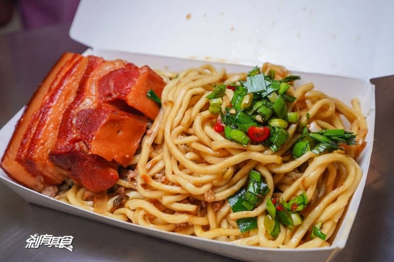 台中經典老店!「巨無霸排骨」先滷後炸超軟嫩,獨門「韭菜辣椒」老饕必加爆 台中經典老店!「巨無霸排骨」先滷後炸超軟嫩,獨門「韭菜辣椒」老饕必加爆