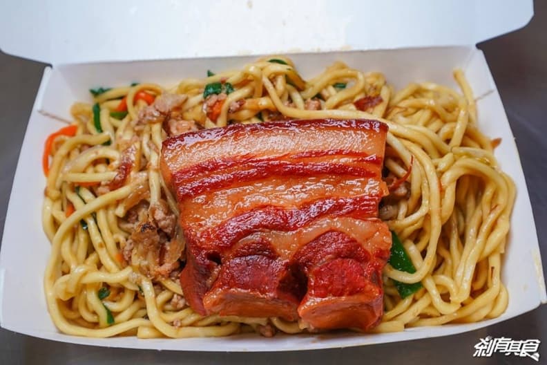 台中經典老店!「巨無霸排骨」先滷後炸超軟嫩,獨門「韭菜辣椒」老饕必加爆 台中經典老店!「巨無霸排骨」先滷後炸超軟嫩,獨門「韭菜辣椒」老饕必加爆