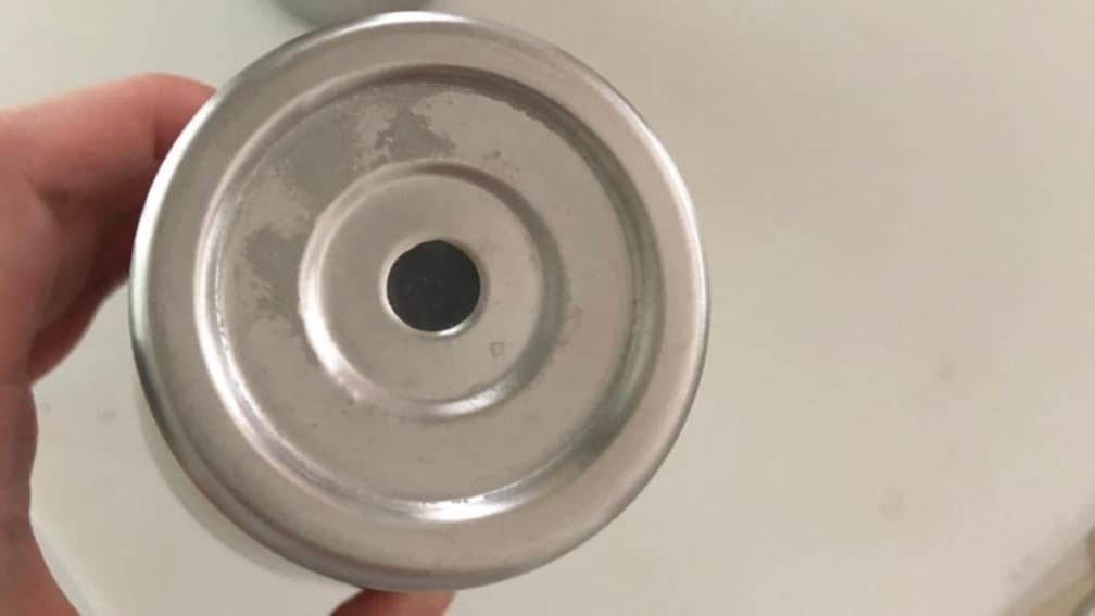 千萬別撕!保溫瓶底部貼紙有特殊功用,廠商:撕了恐影響產品壽命 千萬別撕!保溫瓶底部貼紙有特殊功用,廠商:撕了恐影響產品壽命