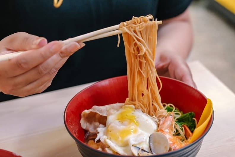勇者快挑戰!超狂「珍奶鍋燒麵」藏身新莊早餐店,大骨湯底+鮮奶激似豚骨味 勇者快挑戰!超狂「珍奶鍋燒麵」藏身新莊早餐店,大骨湯底+鮮奶激似豚骨味