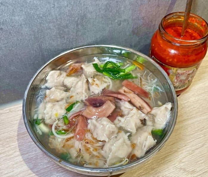新竹人從小吃到大!市場老牌「排隊魷魚羹」強勢回歸,加料+10元配料多1倍 新竹人從小吃到大!市場老牌「排隊魷魚羹」強勢回歸,加料+10元配料多1倍