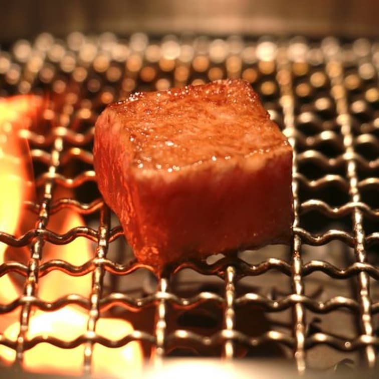 日本燒肉新境界!「燒肉擔當」滷肉飯竟有大塊日本和牛,還提供專人桌邊服務 日本燒肉新境界!「燒肉擔當」滷肉飯竟有大塊日本和牛,還提供專人桌邊服務