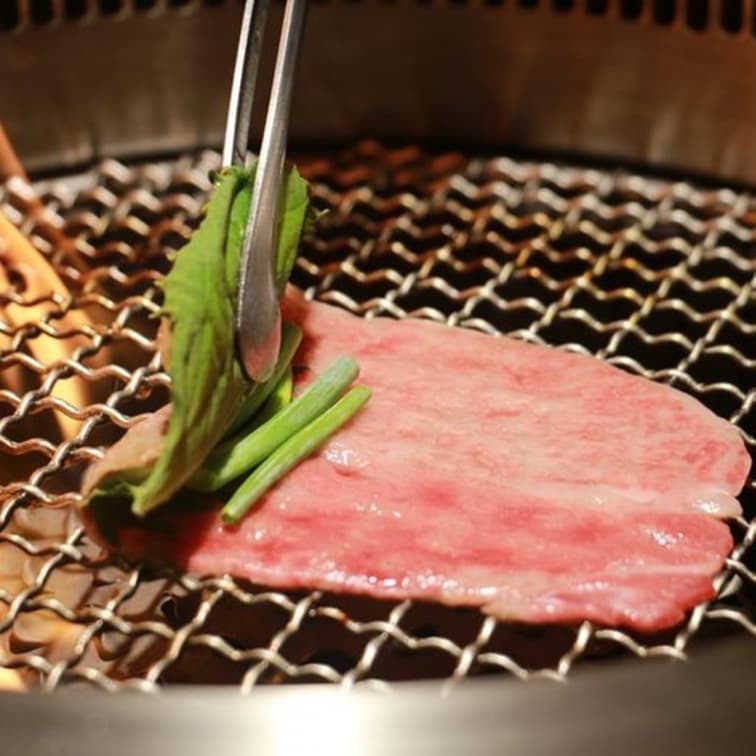 日本燒肉新境界!「燒肉擔當」滷肉飯竟有大塊日本和牛,還提供專人桌邊服務 日本燒肉新境界!「燒肉擔當」滷肉飯竟有大塊日本和牛,還提供專人桌邊服務