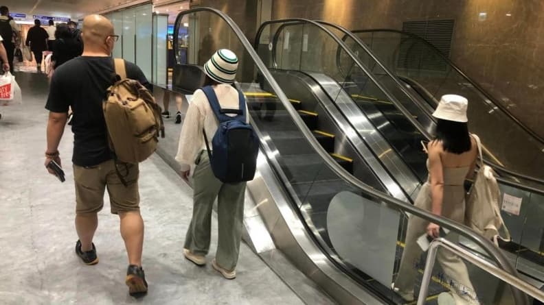 桃園機場超短手扶梯引熱議!網友疑僅8、9個台階做啥用?內行人揭真相 桃園機場超短手扶梯引熱議!網友疑僅8、9個台階做啥用?內行人揭真相