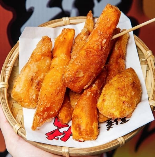台南最狂炸物店!大口爽嗑整隻「黃金炸全雞」無敵過癮,比臉大雞排香酥唰嘴 台南最狂炸物店!大口爽嗑整隻「黃金炸全雞」無敵過癮,比臉大雞排香酥唰嘴