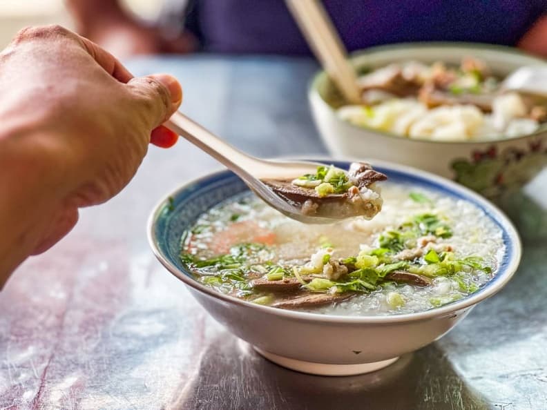 在地人才知廟口早餐!桃園「大碗公豬肝粥」藏土地公廟旁,給料不手軟僅50元 在地人才知廟口早餐!桃園「大碗公豬肝粥」藏土地公廟旁,給料不手軟僅50元