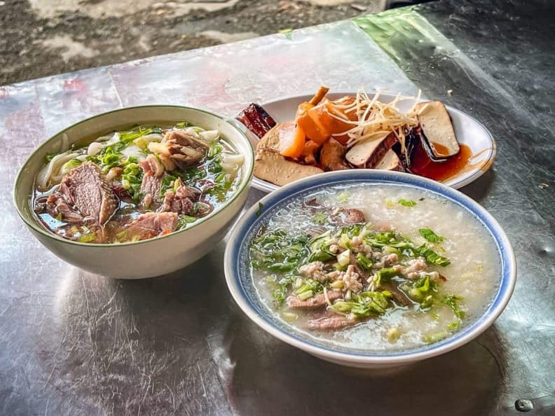 在地人才知廟口早餐!桃園「大碗公豬肝粥」藏土地公廟旁,給料不手軟僅50元 在地人才知廟口早餐!桃園「大碗公豬肝粥」藏土地公廟旁,給料不手軟僅50元