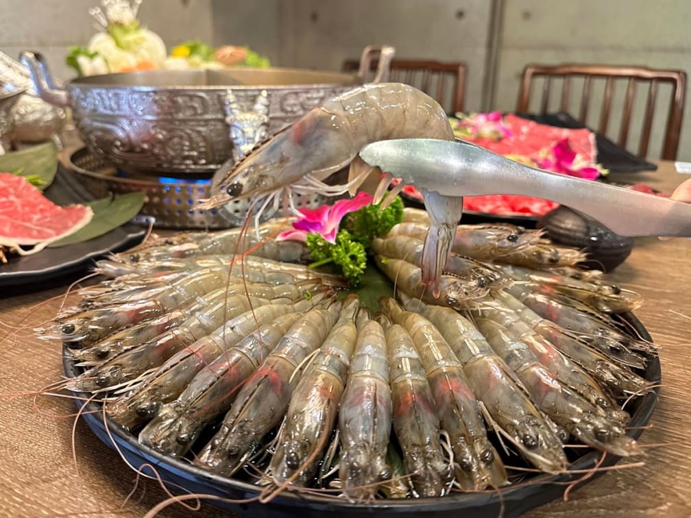 3種人證件拿出來!問鼎火鍋幾歲送幾隻蝦,加碼每日20組超值吃到飽 3種人證件拿出來!問鼎火鍋幾歲送幾隻蝦,加碼每日20組超值吃到飽