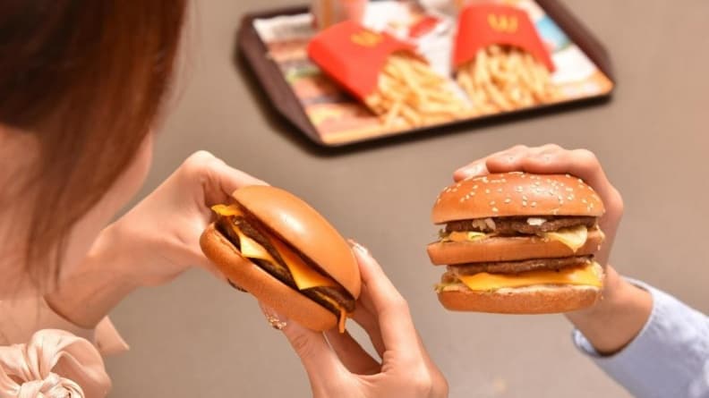 打敗螯龍蝦堡!麥當勞人氣第一名漢堡是「它」,外送員:每10筆訂餐就有1筆 打敗螯龍蝦堡!麥當勞人氣第一名漢堡是「它」,外送員:每10筆訂餐就有1筆