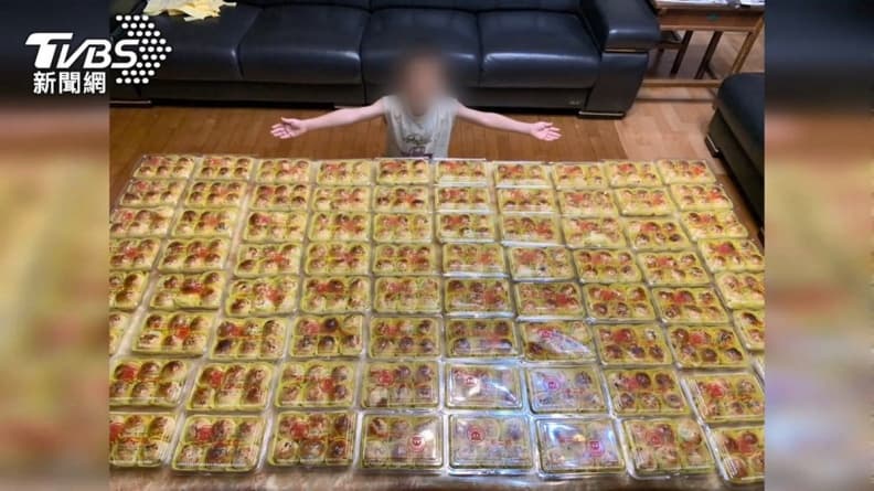 1500顆「不二坊」蛋黃酥擺滿客廳!15支手機狂叩6萬通預購,比去年省下75000元 1500顆「不二坊」蛋黃酥擺滿客廳!15支手機狂叩6萬通預購,比去年省下75000元