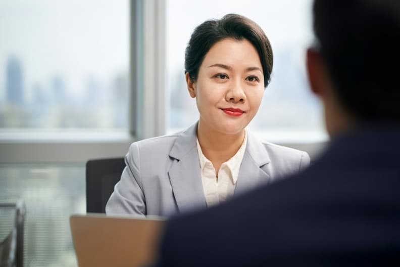 求職遇女面試官問「敢吻我嗎」?眾應徵者傻眼,1男子神反應秒錄取 求職遇女面試官問「敢吻我嗎」?眾應徵者傻眼,1男子神反應秒錄取