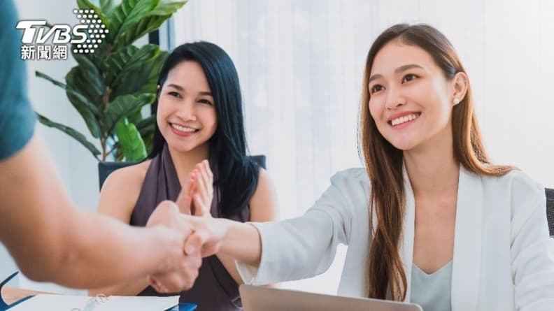 求職遇女面試官問「敢吻我嗎」?眾應徵者傻眼,1男子神反應秒錄取 求職遇女面試官問「敢吻我嗎」?眾應徵者傻眼,1男子神反應秒錄取
