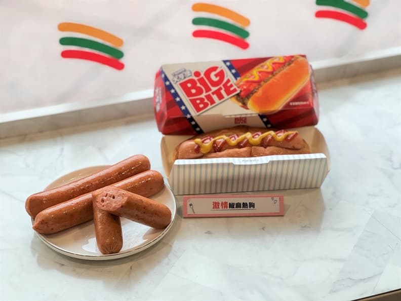 7-11「葡萄泡泡思樂冰」夢幻開喝!全家買票霜淇淋買一送一、9元聖誕杯塞 7-11「葡萄泡泡思樂冰」夢幻開喝!全家買票霜淇淋買一送一、9元聖誕杯塞