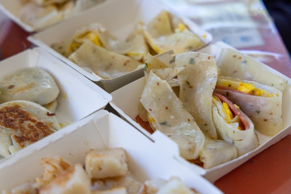 他讚「鐵板麵+蛋餅」是台灣早餐巔峰!網友搖頭:少「這個」就是0分 他讚「鐵板麵+蛋餅」是台灣早餐巔峰!網友搖頭:少「這個」就是0分