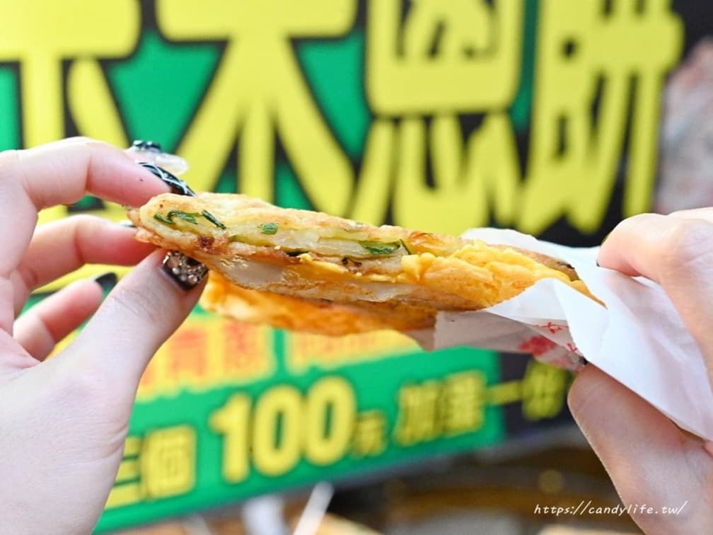 飄香台中30年!第三市場「黃金蔥餅」銅板價開吃,外酥內Q夾玉米粒鮮脆甜 飄香台中30年!第三市場「黃金蔥餅」銅板價開吃,外酥內Q夾玉米粒鮮脆甜