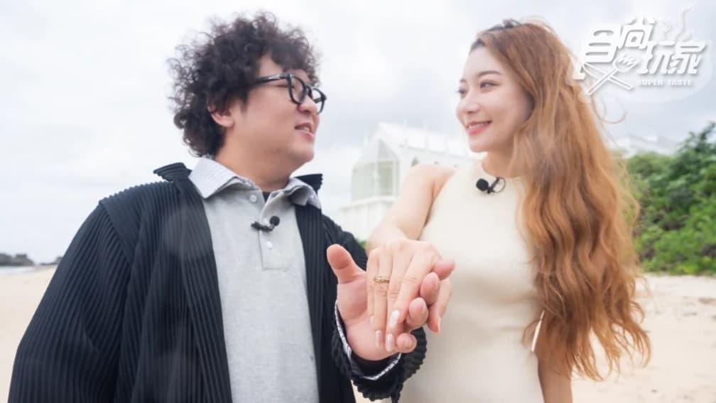 納豆在沖繩求婚成功了!感謝8年女友依依「救回一命」,求婚日期暗藏密碼