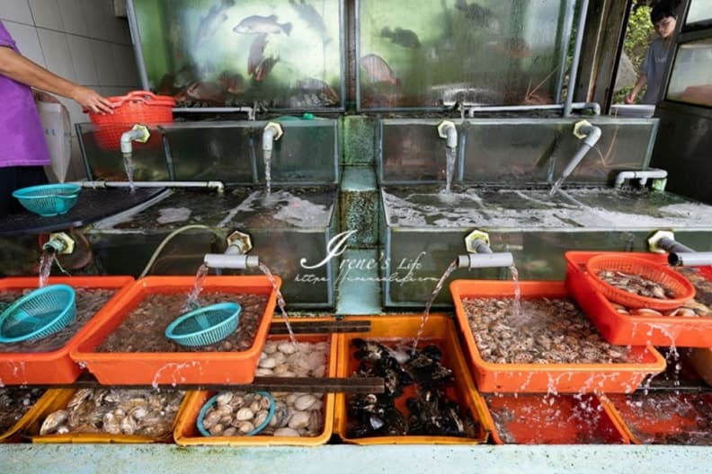 富基漁港怎麼玩?北海岸人氣海鮮市場,邊挑漁獲邊吃海鮮的好地方 富基漁港餐廳推薦|熊媽媽海鮮餐廳