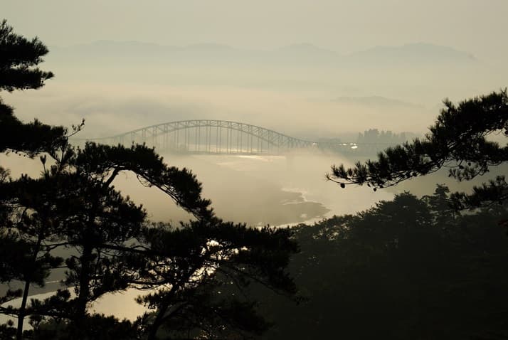到日本東北宮城縣露營免帶裝備,人到就好! 川霧朦朧中若隱若現的「丸森大橋」,可媲美舊金山地標金門大橋。.jpg