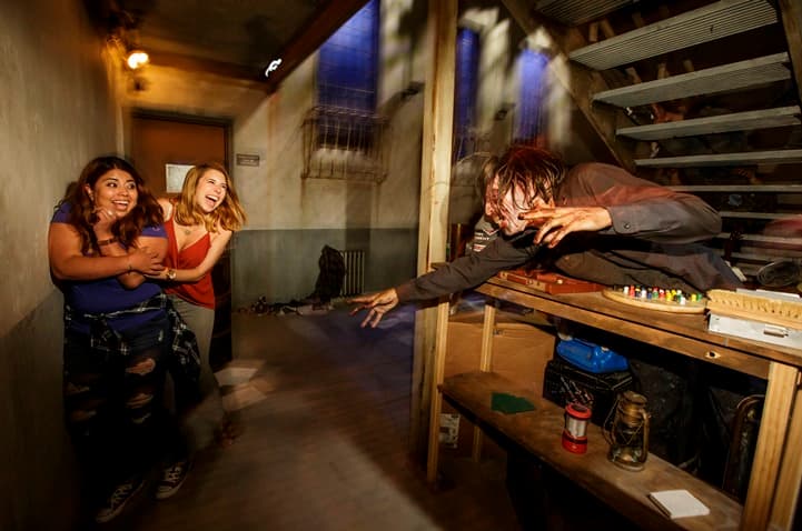 不跑會被吃掉!陰屍路喪屍嚇死人不償命 Walking Dead Attraction_11.jpg