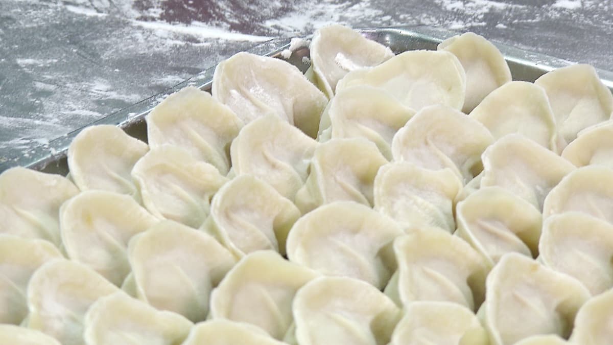 手工水餃每天限量1000顆,市場裡現擀現包 手工水餃每天限量1000顆,市場裡現擀現包
