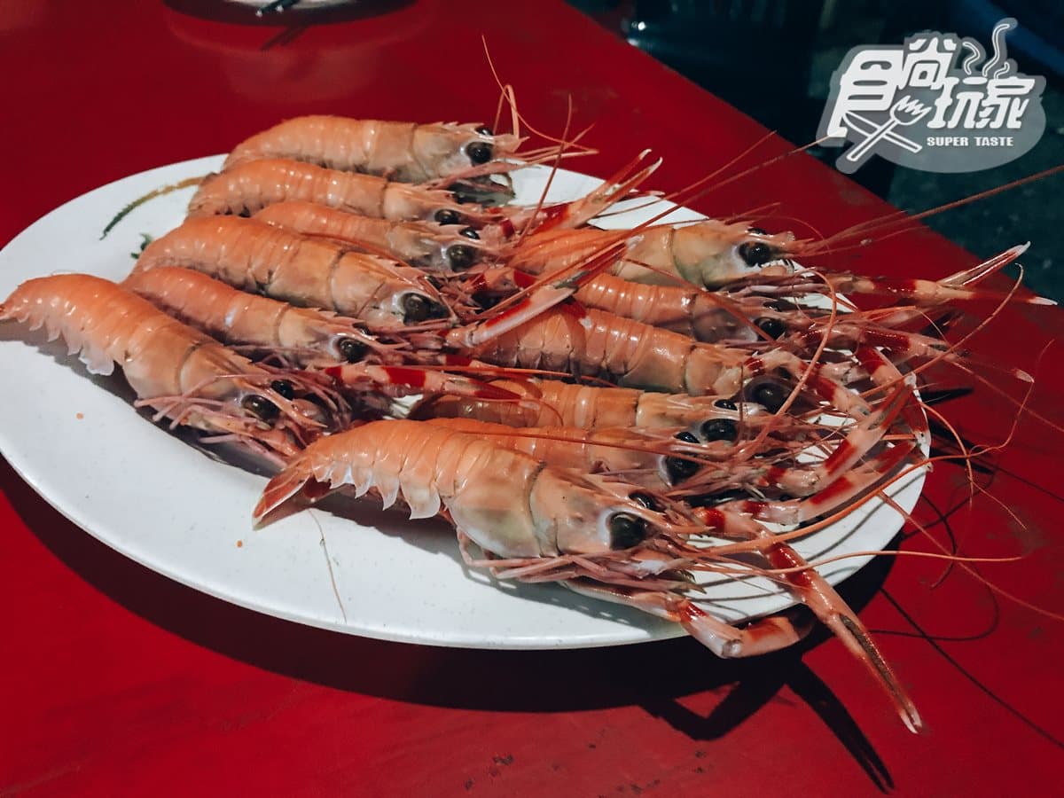 看海吹風吃炭烤 必點「那個魚」泡麵 看海吹風吃炭烤 必點「那個魚」泡麵