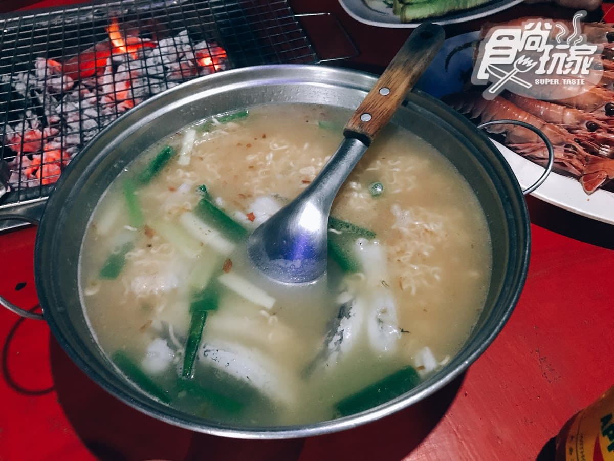 看海吹風吃炭烤 必點「那個魚」泡麵 看海吹風吃炭烤 必點「那個魚」泡麵