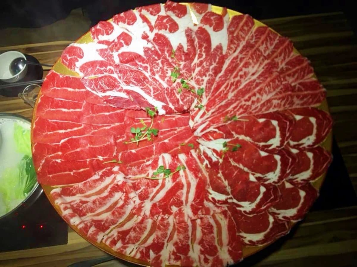 超浮誇!100盎司大分量肉盤火鍋多到滿出來 超浮誇!100盎司大分量肉盤火鍋多到滿出來