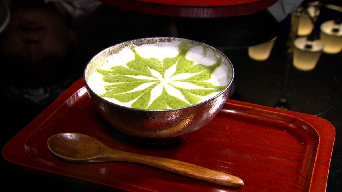 熱呼呼抹茶醬淋在蛋糕和紅豆上 冬季專屬幸福味! 熱呼呼抹茶醬淋在蛋糕和紅豆上 冬季專屬幸福味!