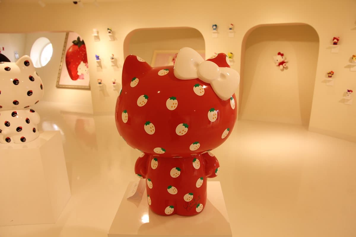 【新開店】HELLO KITTY迷最新朝聖地!11公尺巨型貓頭、凱蒂貓賓士車 拍起來超夢幻 【新開店】HELLO KITTY迷最新朝聖地!11公尺巨型貓頭、凱蒂貓賓士車 拍起來超夢幻