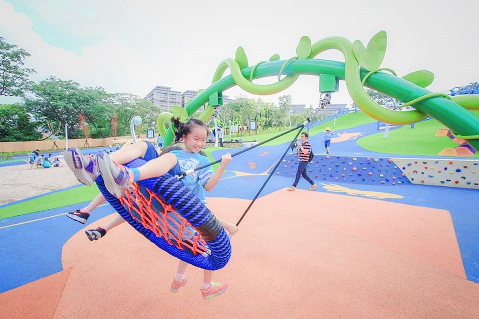新北市又多一座「新公園」!超大滑草坡道、20公尺彩繪溜滑梯、野外滑索道~玩瘋了 新北市又多一座「新公園」!超大滑草坡道、20公尺彩繪溜滑梯、野外滑索道~玩瘋了