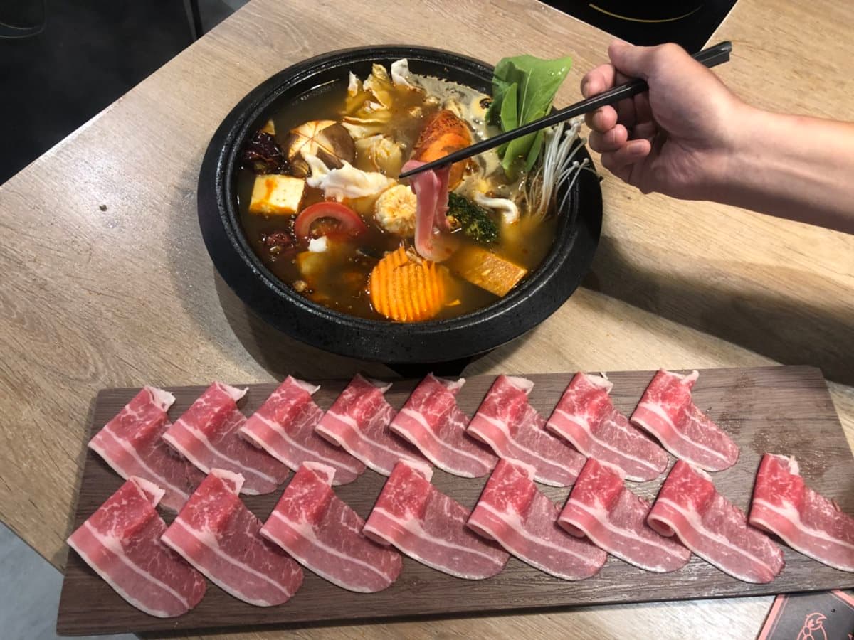 全台首創!龍蝦頭熬湯+麻辣石頭鍋,還有「火焰Table秀」 全台首創!龍蝦頭熬湯+麻辣石頭鍋,還有「火焰Table秀」