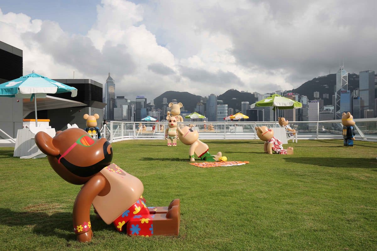 香港最新打卡點!4公尺高「巴小傑」&做沙灘日光浴的庫柏力克熊 香港最新打卡點!4公尺高「巴小傑」&做沙灘日光浴的庫柏力克熊