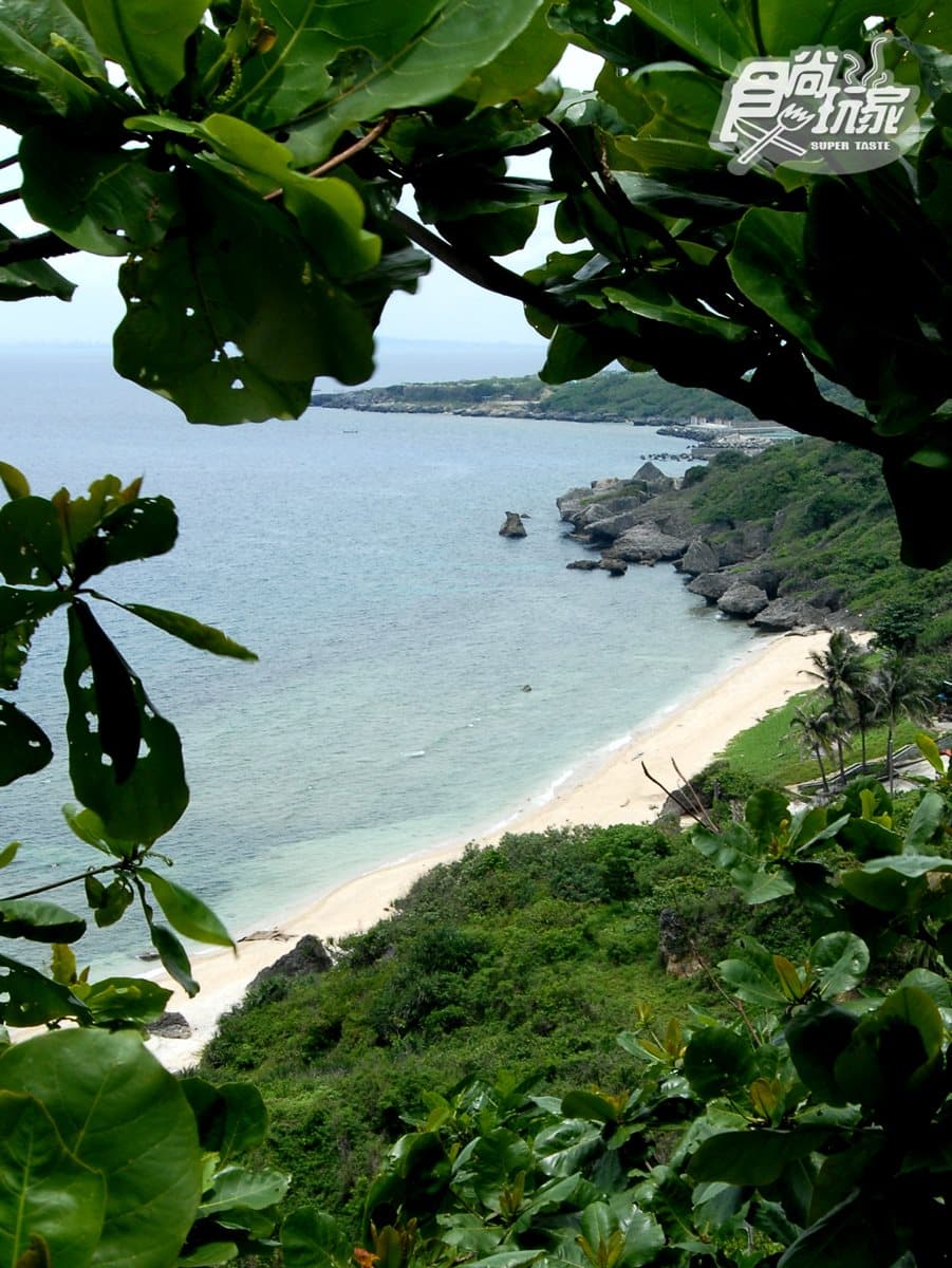 夏天玩跳島!愛上小琉球6個理由:白色貝殼沙灘、神祕鬼洞、珊瑚礁斷崖步道、鬼頭刀炒飯 夏天玩跳島!愛上小琉球6個理由:白色貝殼沙灘、神祕鬼洞、珊瑚礁斷崖步道、鬼頭刀炒飯