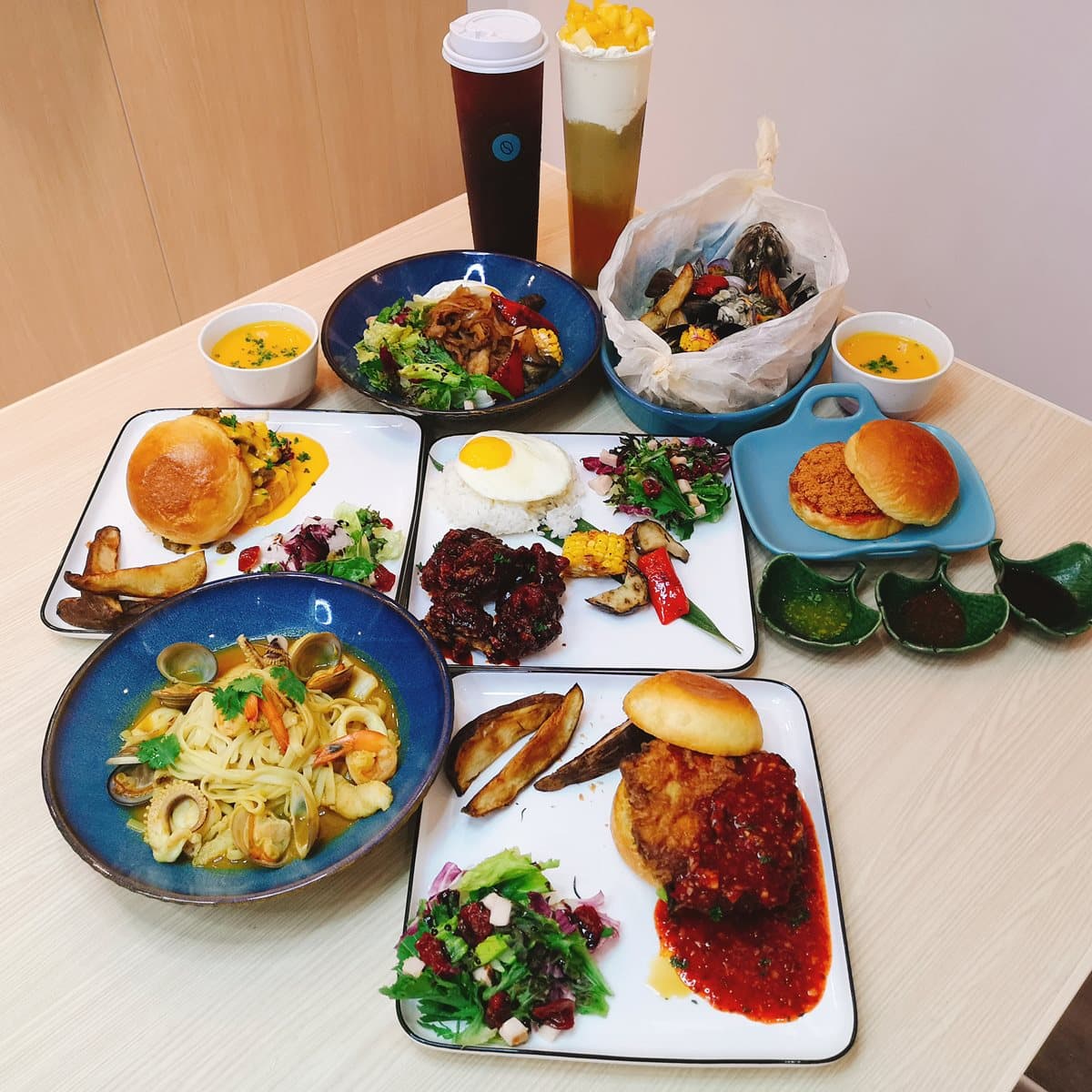 【新開店】咖啡界的姚明!台灣首家「1公升咖啡館」 開幕「買1送1」挑戰胃容量極限 【新開店】咖啡界的姚明!台灣首家「1公升咖啡館」 開幕「買1送1」挑戰胃容量極限