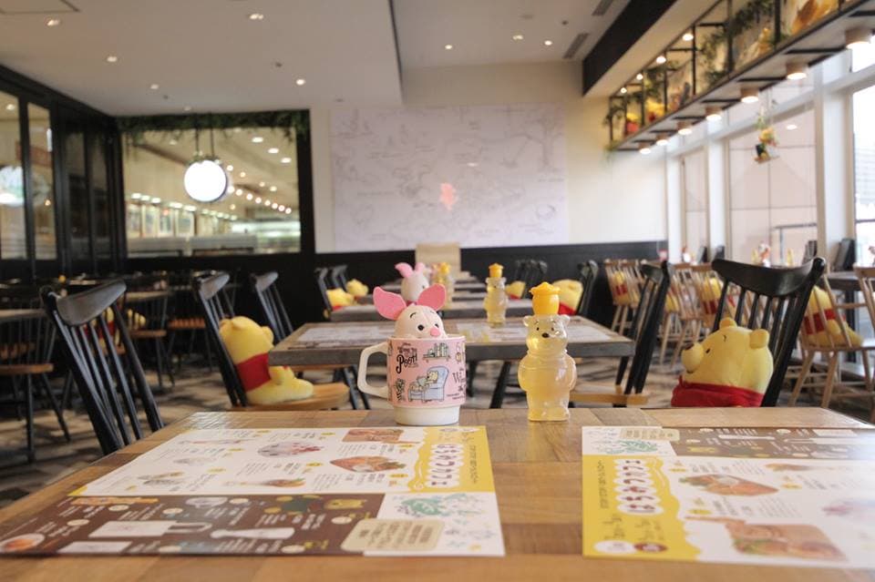 維尼粉絲朝聖!小熊維尼期間限定咖啡廳,吃「蜂蜜鬆餅」逛限定周邊紀念小物! 維尼粉絲朝聖!小熊維尼期間限定咖啡廳,吃「蜂蜜鬆餅」逛限定周邊紀念小物!