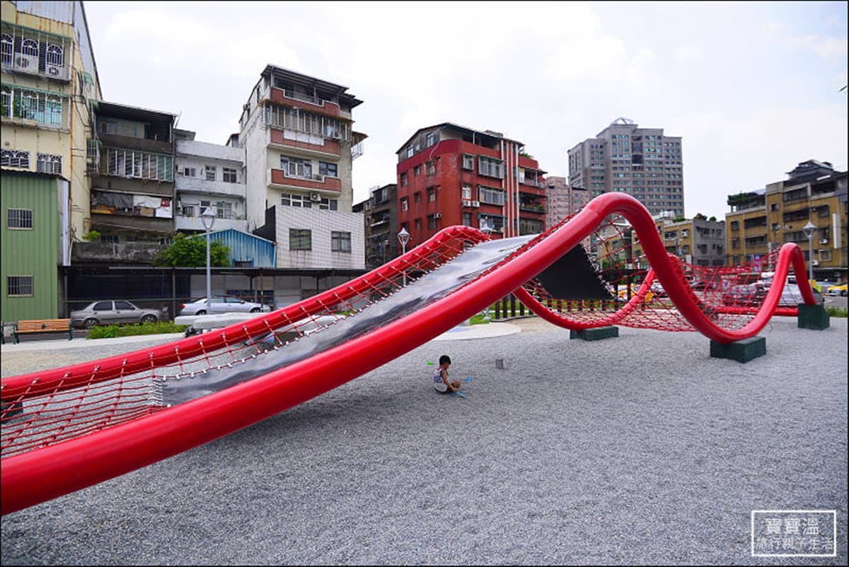 在公園衝浪!超酷海洋風主題 巨大「波浪攀爬網」吸睛 在公園衝浪!超酷海洋風主題 巨大「波浪攀爬網」吸睛