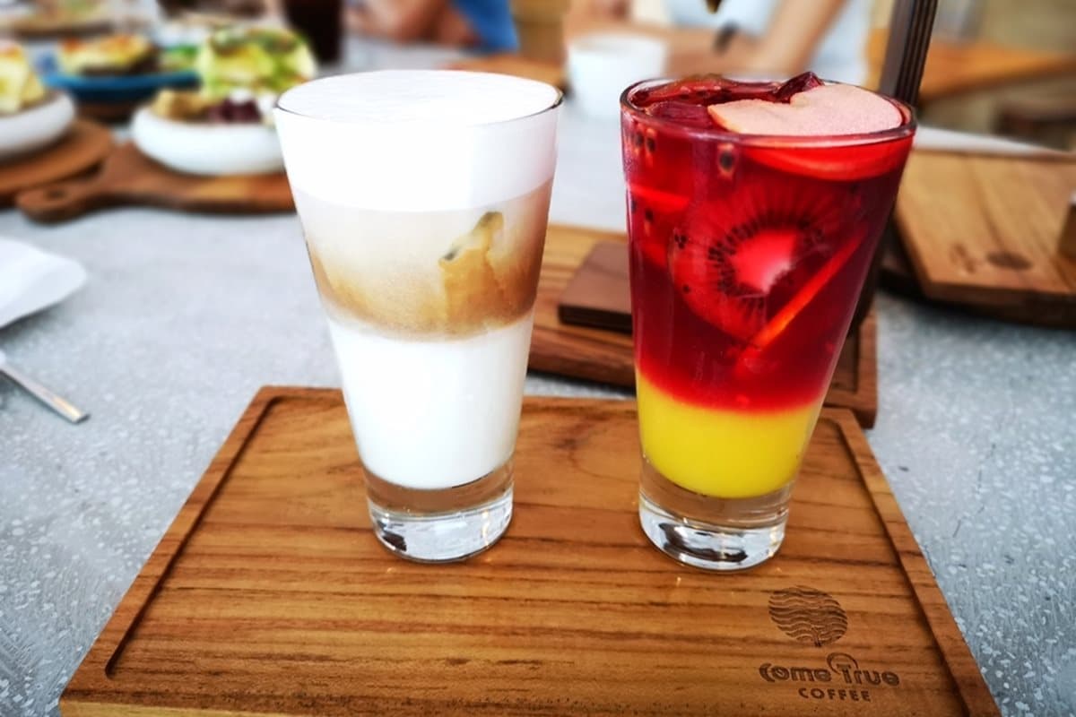 會流汁啊!熔岩舒芙蕾+超美彩虹飯 這家IG店咖啡 「買2送2」 會流汁啊!熔岩舒芙蕾+超美彩虹飯 這家IG店咖啡 「買2送2」