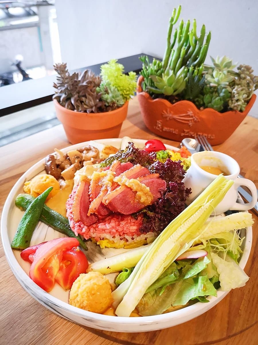 會流汁啊!熔岩舒芙蕾+超美彩虹飯 這家IG店咖啡 「買2送2」 會流汁啊!熔岩舒芙蕾+超美彩虹飯 這家IG店咖啡 「買2送2」